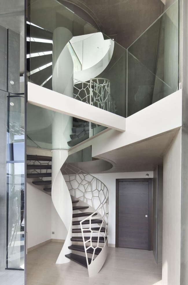 design-escalier-moderne-salon-colimaçon-balustrade-transparente