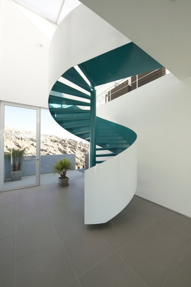design-escalier-moderne-salon-colimaçon-blanc-turquoise