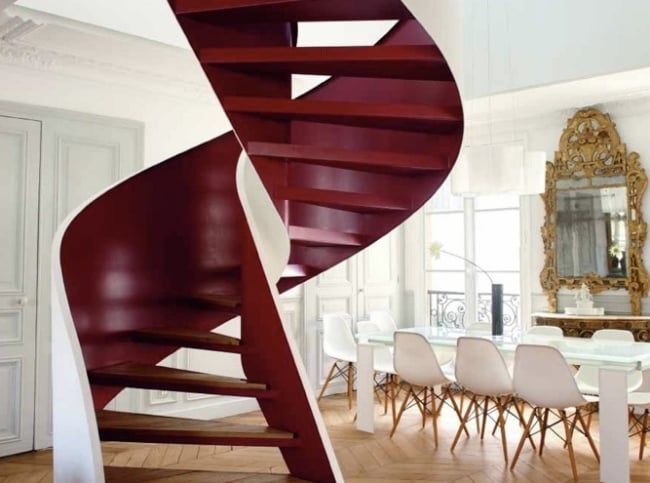 design-escalier-moderne-salon-colimaçon-bois-bordeaux