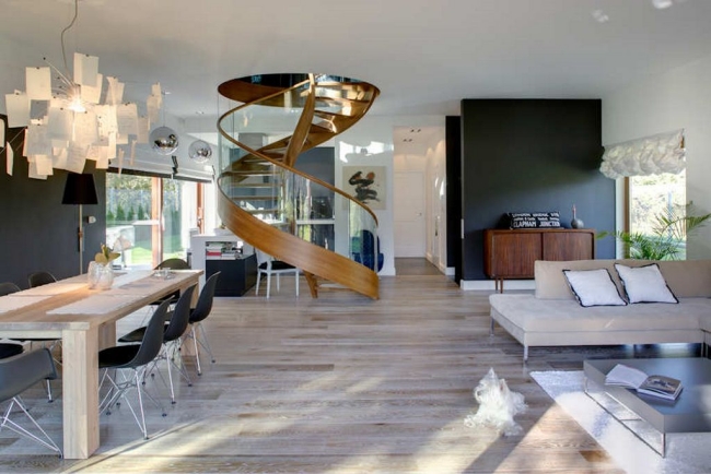 design-escalier-moderne-salon-colimaçon-verre-bois