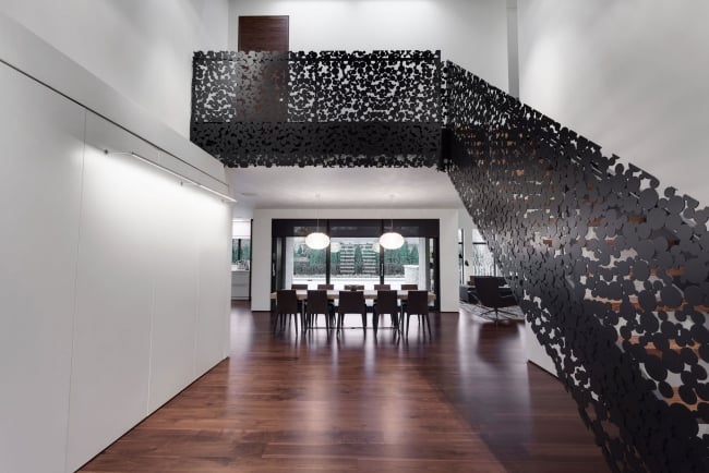 design-escalier-moderne-salon-dentelle-acier-anthracite escaliers design et modernes