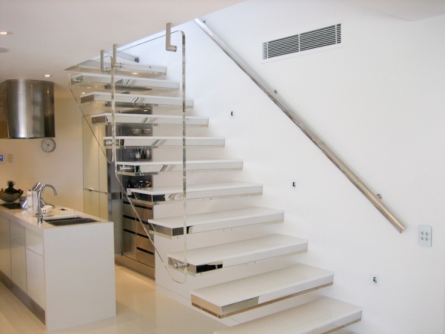 design-escalier-moderne-salon-flottant-balustrade-transparente-marches-blanches