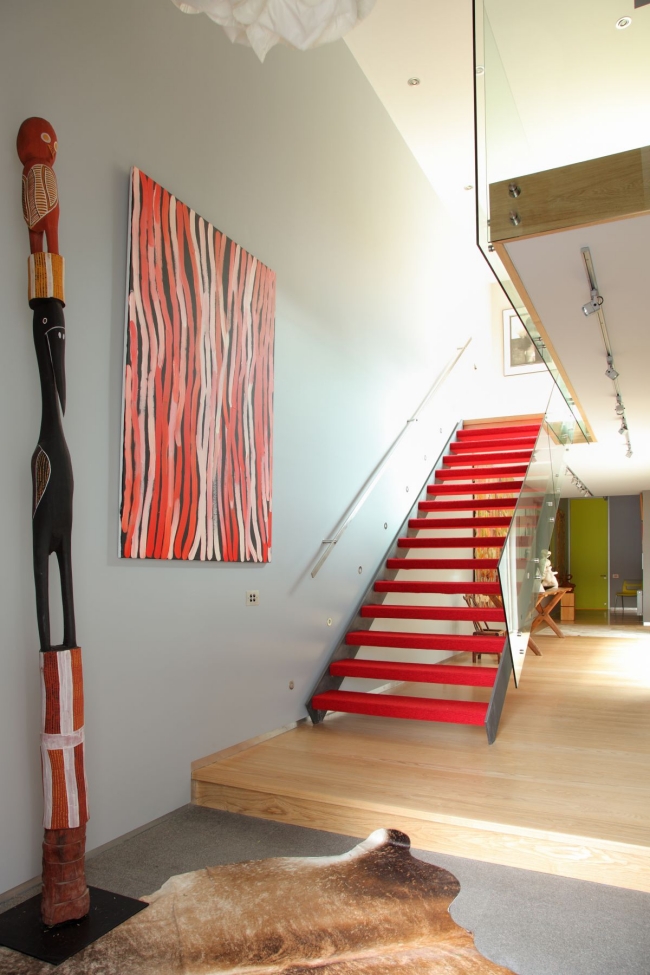design-escalier-moderne-salon-rouge-balustrade-verre