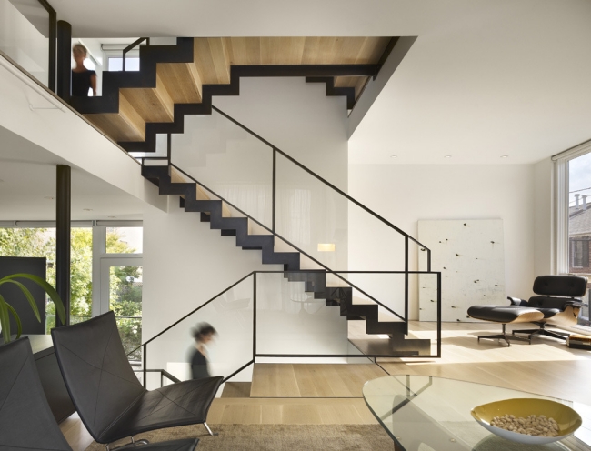 design-escalier-moderne-salon-transparente-balustrade
