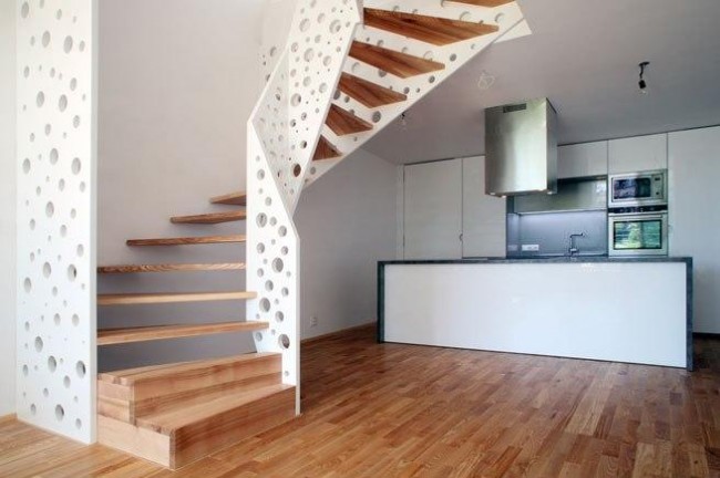 design-escalier-moderne-salon-trous-blancs