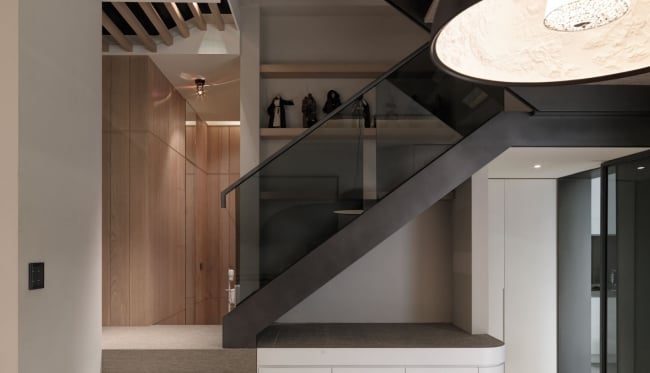 design-escalier-moderne-salon-épuré-noir-mat