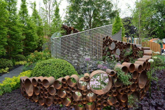 design du jardin moderne clôture-futuriste-tuyaux-métal