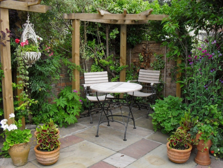 design-jardin-moderne-mobilier-jardin-métal-noir-plantes