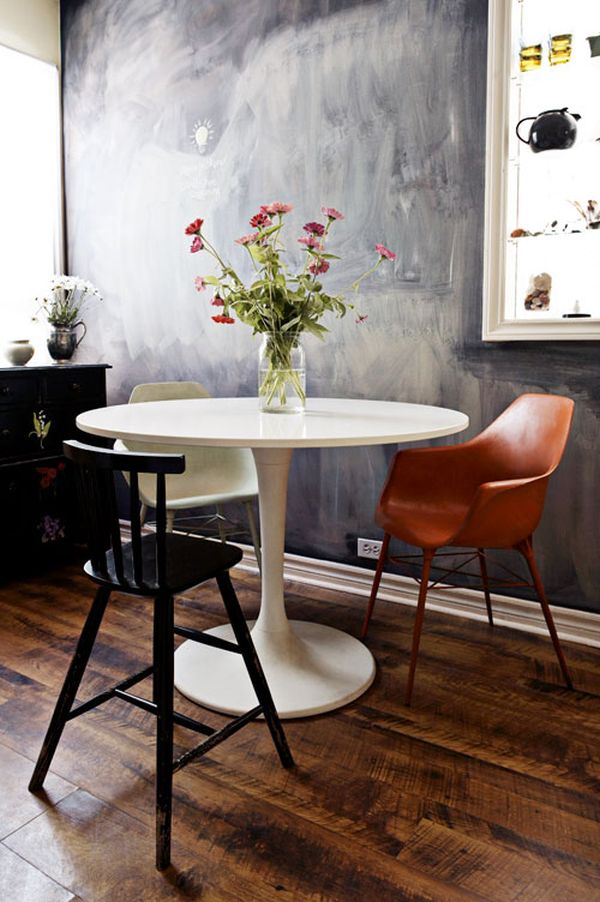 design-tableau-noir-nettoyé-table-chaises