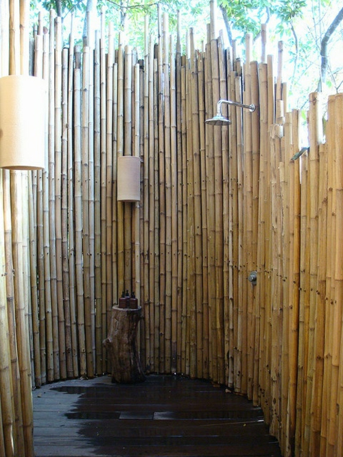 douche-jardin-idées-rafraîchissantes-cabine-douche-bambou