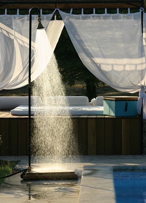 douche-jardin-idées-rafraîchissantes-effet-pluie-piscine douche de jardin