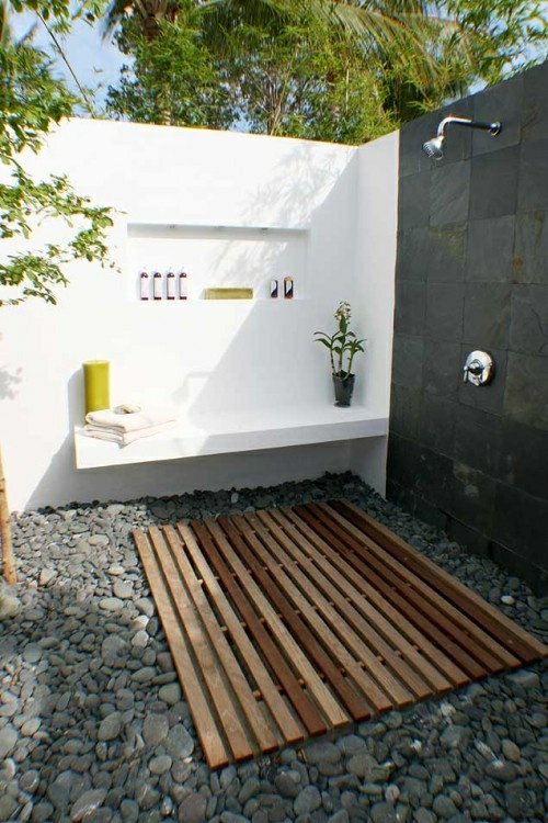 douche-jardin-idées-rafraîchissantes-pomme-douche-intégrée-mur