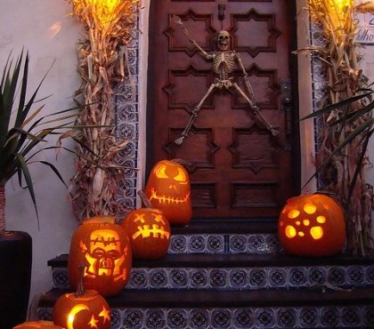 déco-Halloween-automne-escaliers-idées-citrouilles-lanternes-squelette