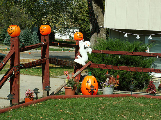 déco-Halloween-jardin-idées-citrouilles-poteuax