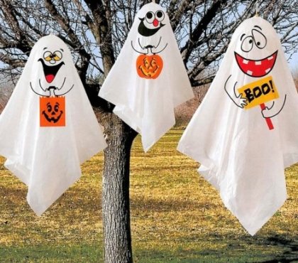 déco-Halloween-jardin-idées-fantômes-gaies-draps