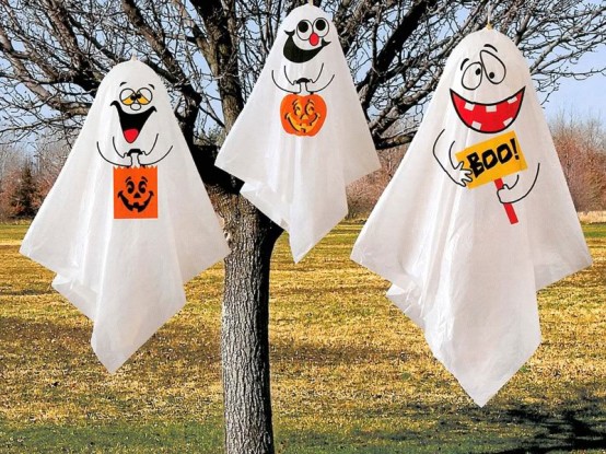 déco-Halloween-jardin-idées-fantômes-gaies-draps