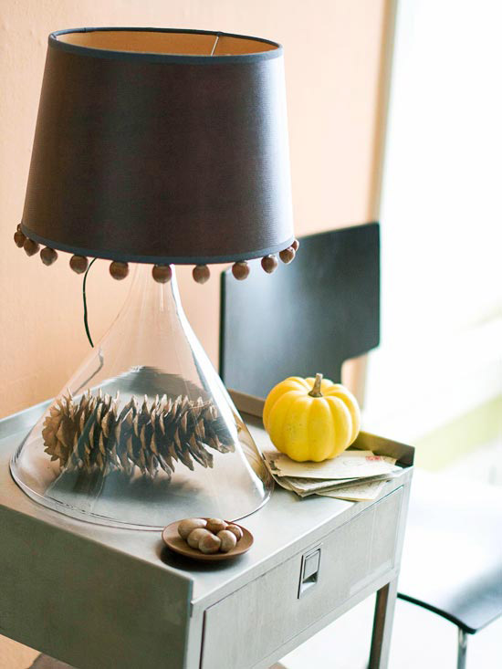 déco-automnale-créative-lampe-pied-transparent-cône