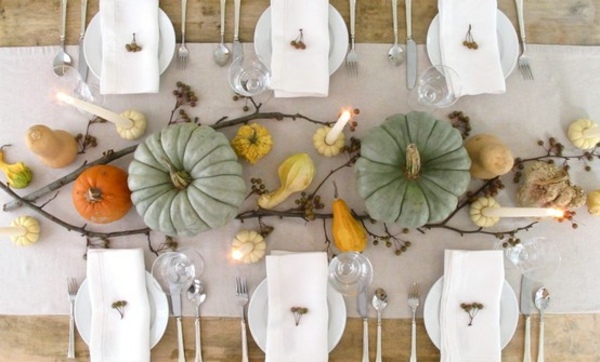 déco-automnale-table-idées-magnifiques-faciles-citrouilles-décoratives-branches-chemin-table