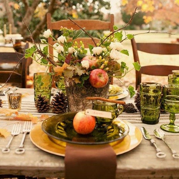déco-automnale-table-idées-magnifiques-faciles-tronc-arbre-vase.cônes-pin