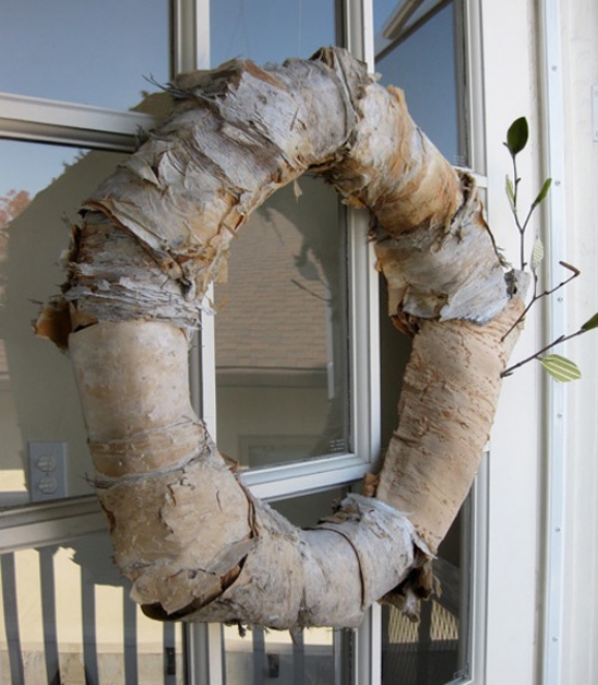 déco-automne-porte-entrée-DIY-couronne-naturelle-écorces-feuilles-papier-paille