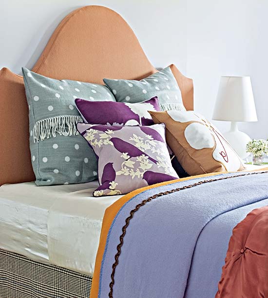 déco-intérieure-automnale-atmosphère-chaleureuse-chambre-coucher-coussins-multicolores