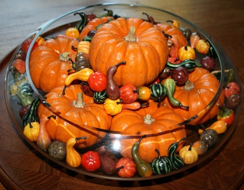 déco-table-automnale-idées-créatives-originales-bol-verre-citrouilles-gourdes