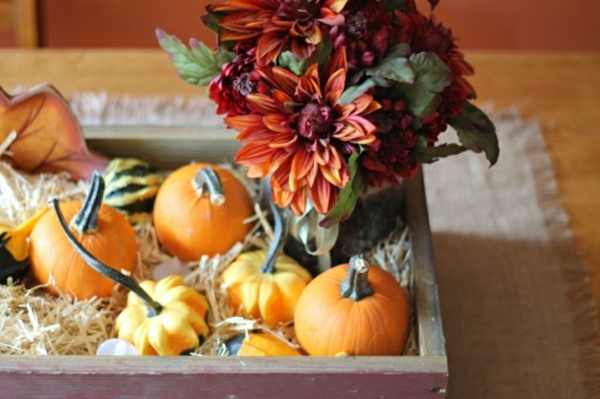 déco-table-automnale-rustique-bac-bois-citrouilles-fleurs