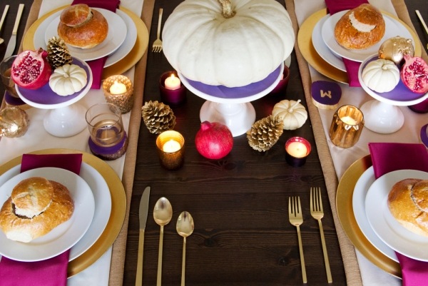 déco-table-automne-grenades-cônes-citrouilles-lilas-rose