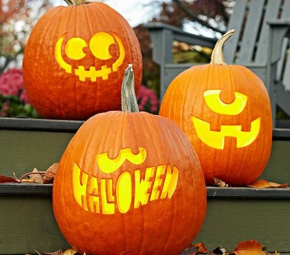 décoration-Halloween-entrée-idées-citrouilles-lanternes-amusantes