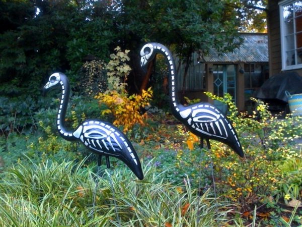 décoration-Halloween-macabre-squelettes-flamants-jardin