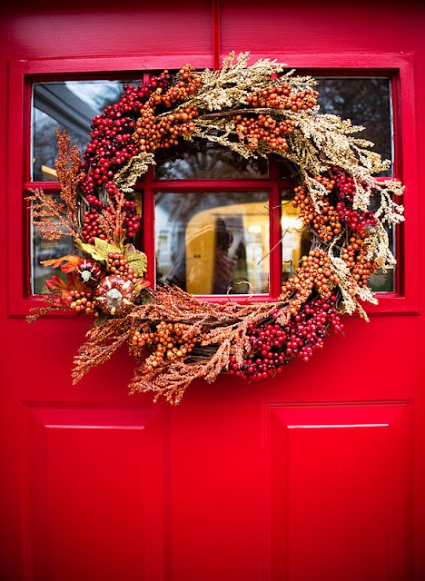 décoration-automnale-DIY-belle-couronne-baies-porte-rouge