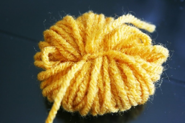 décoration-automnale-DIY-belle-couronne-boule-fils-laine