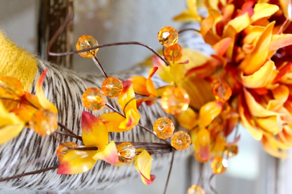 décoration-automnale-DIY-belle-couronne-pierres-brillantes-jaunes