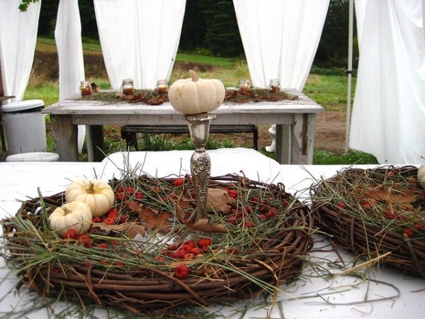décoration-automnale-mini-citrouilles-chandeliers-couronne-brandilles