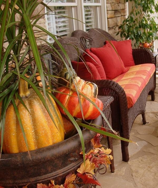 décoration-automnale-porche-idées-pratiques-banc-rotin-coussins-citrouilles