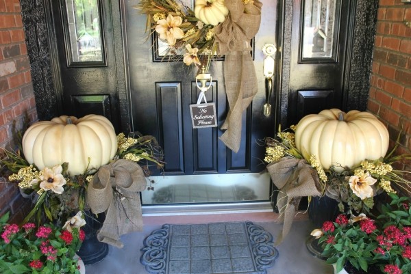 décoration-automnale-porche-idées-pratiques-citrouilles-blanches-bouquet-fleurs