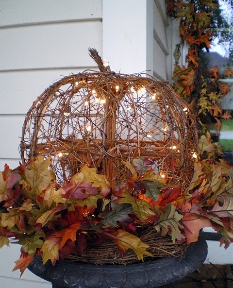 décoration-automnale-porche-idées-pratiques-citrouilles-feuilles-branchettes