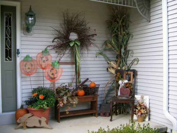 décoration-automnale-porche-idées-pratiques-citrouilles-feuilles-sèches-maïs