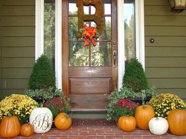 décoration-automnale-porche-idées-pratiques-citrouilles-fleurs-plantes-ruban