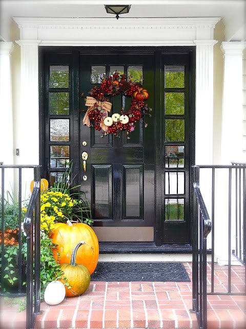 décoration-automnale-porche-idées-pratiques-courone-baies-ruban-citrouilles