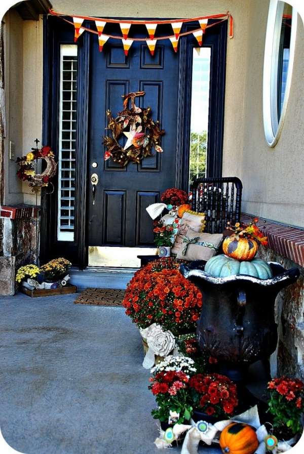 décoration-automnale-porche-idées-pratiques-couronne-citrouilles-fleurs