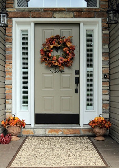 décoration-automnale-porche-idées-pratiques-couronne-feuilles-automnales-citrouilles