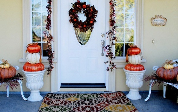 décoration-automnale-porche-idées-pratiques-couronne-guirlandes-citrouilles
