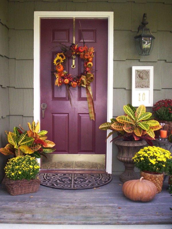 décoration-automnale-porche-idées-pratiques-couronne-jardinières-fleurs-citrouilles