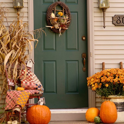 décoration-automnale-porche-idées-pratiques-fleurs-feuilles-sèches-citrouilles