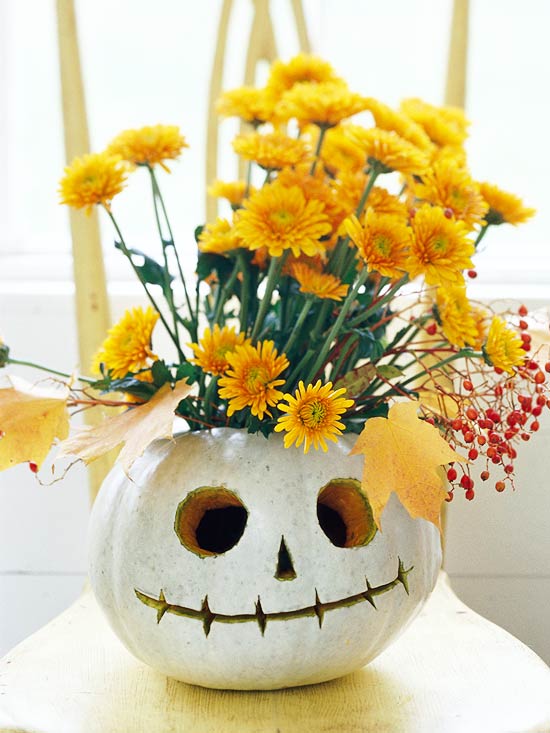 décoration-automne-Halloween-citrouilles-petite-vase-fleurs-jaunes