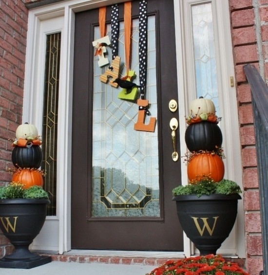 décoration-automne-porte-entrée-idées-citrouilles-peintes-jardinières-rubans