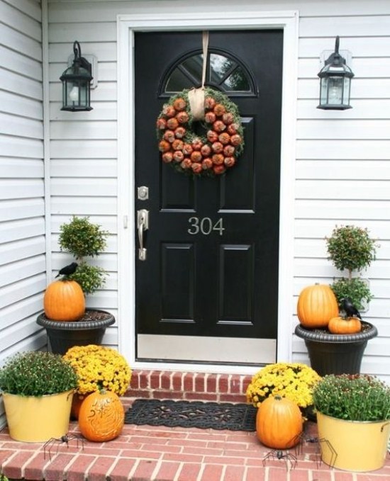 décoration-automne-porte-entrée-idées-couronne-citrouilles-jardinières