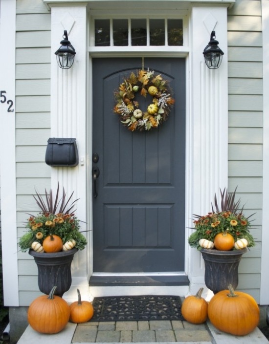 décoration-automne-porte-entrée-idées-couronne-citrouilles