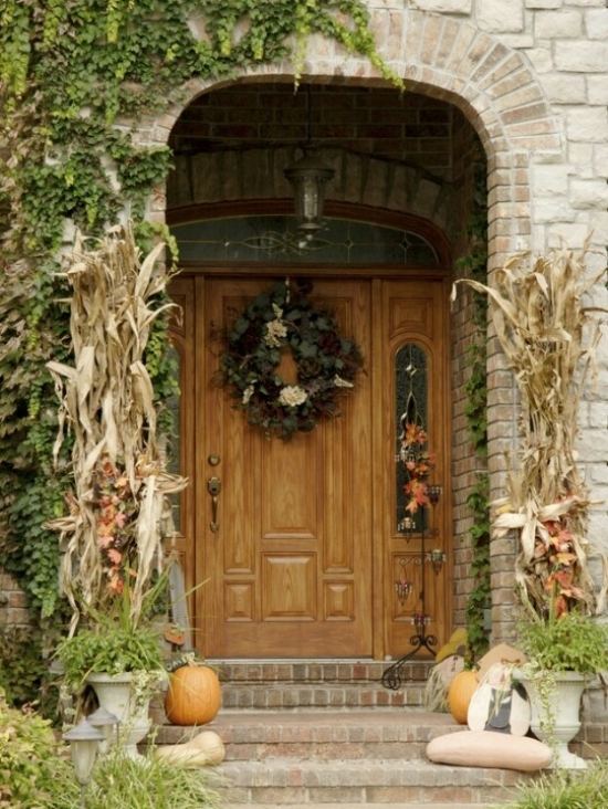 décoration-automne-porte-entrée-idées-couronne-verte-citrouilles